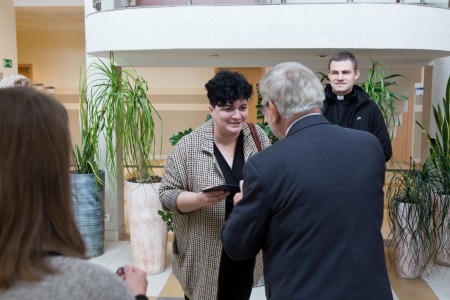 wręczenie certyfikatu przez Dziekana. Kliknij, aby powiększyć zdjęcie.